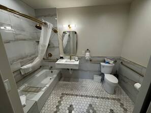 Chambre Supérieure, 1 très grand lit, baignoire accessible aux personnes à mobilité réduite, patio | Salle de bain