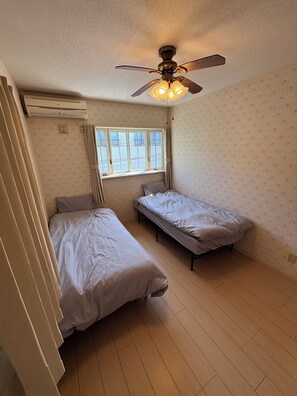 3 habitaciones, escritorio, tabla de planchar con plancha y wifi gratis 