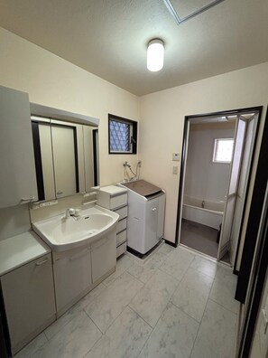 Secador de pelo, toallas, jabón, shampoo