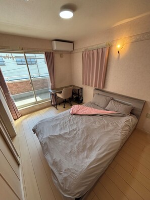 3 habitaciones, escritorio, tabla de planchar con plancha y wifi gratis 