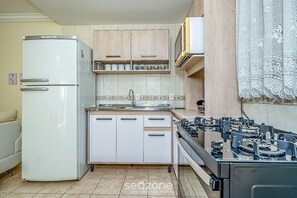 Eenvoudige villa | Privékeuken | Kookgerei, borden en bestek