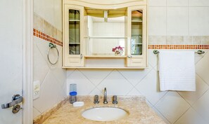 Basic Villa | Bathroom - CCM - Condominium 150m From Mariscal Beach (Bombinhas)