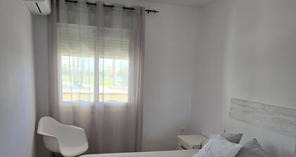 1 Bed Flat - Sleeps 2 - Parking - Wifi
