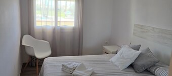 1 Bed Flat - Sleeps 2 - Parking - Wifi