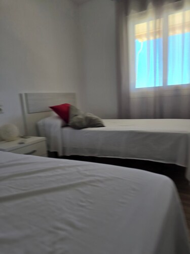 1 Bed Flat - Sleeps 2 - Parking - Wifi