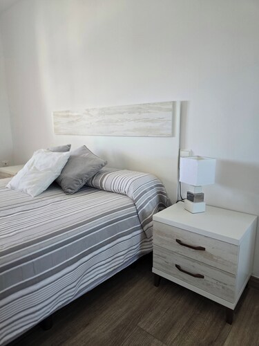 1 Bed Flat - Sleeps 2 - Parking - Wifi