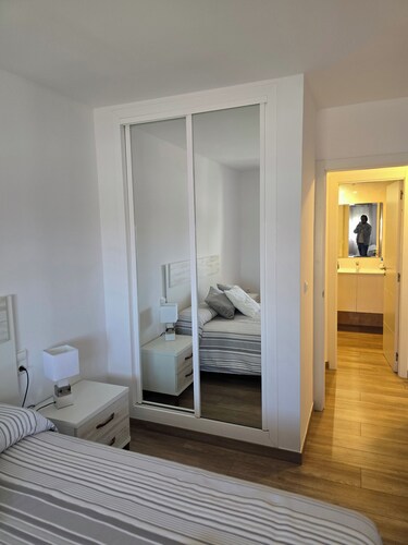1 Bed Flat - Sleeps 2 - Parking - Wifi