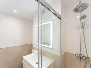 Douche, sèche-cheveux, serviettes fournies
