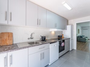 Fridge, oven, dishwasher, coffee/tea maker