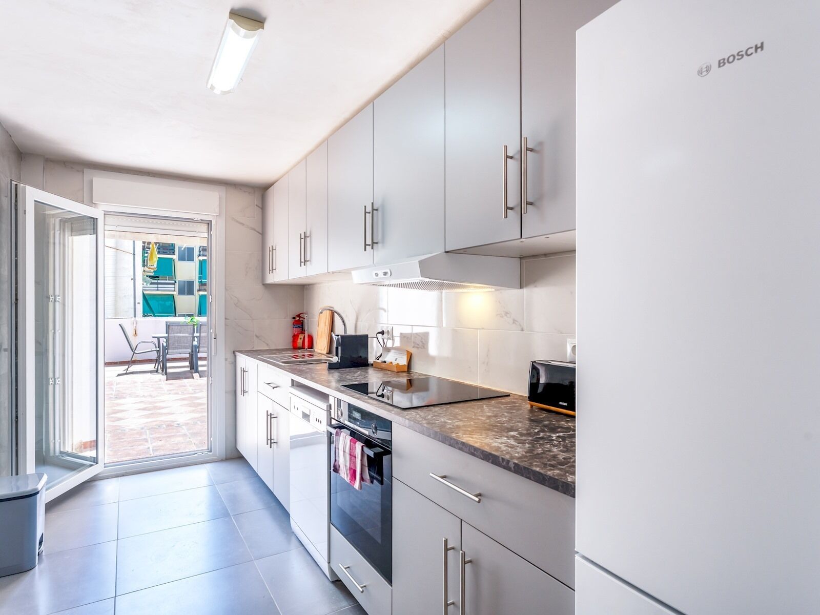 冷蔵庫、オーブン、食器洗い機、コーヒー / ティーメーカー