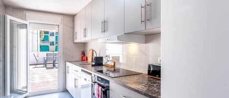 Réfrigérateur, four, lave-vaisselle, cafetière/bouilloire