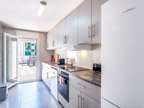 Fridge, oven, dishwasher, coffee/tea maker