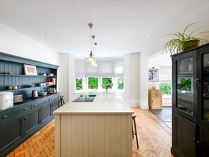 ثلاجة، ميكروويف، فرن، غسالة أطباق