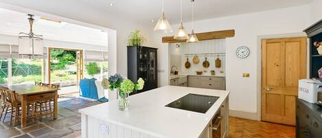 ثلاجة، ميكروويف، فرن، غسالة أطباق