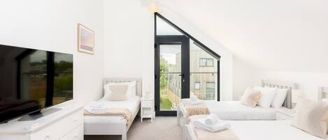 4 habitaciones, tabla de planchar con plancha y cuna de viaje