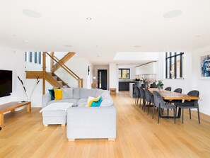 Fernseher, Kamin, Bücher