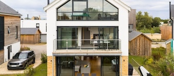 Minety Lake lodge | Hot tub | Games room | Views - Pass the Keys