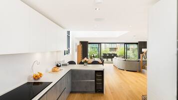 Een koelkast, een microgolfoven, een oven, een vaatwasser