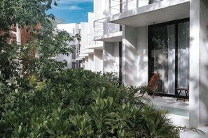 Ein modernes Gebäude mit großen Fenstern und einem Balkon.