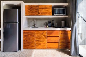 Kühlschrank, Mikrowelle, Herdplatte, Wasserkocher mit Kaffee-/Teezubehör
