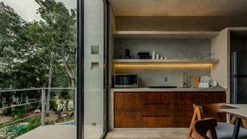 Microonde, piano cottura, pentole/stoviglie/utensili