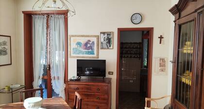 Self-contained house surrounded by its own green space - Host Betty & Mauro