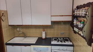 Een koelkast, een oven, een kookplaat, een vaatwasser