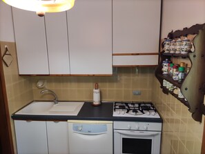 Réfrigérateur, un four, surface de cuisson, lave-vaisselle