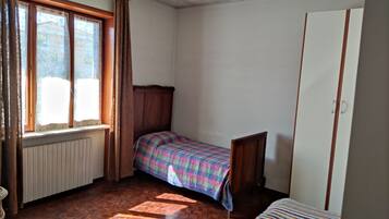 4 bedrooms, desk, iron/ironing board, free WiFi