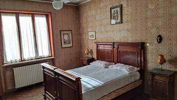 4 bedrooms, desk, iron/ironing board, free WiFi