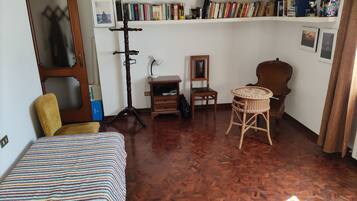 4 室のベッドルーム、デスク、アイロン / アイロン台、WiFi (無料)