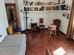 4 bedrooms, desk, iron/ironing board, free WiFi