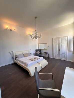 5 bedrooms, iron/ironing board, WiFi, bed sheets