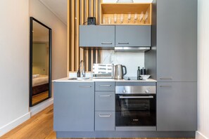 Fridge, oven, stovetop, electric kettle