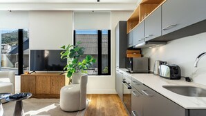 Una cucina moderna con un'ampia finestra, elettrodomestici integrati e un design minimalista.