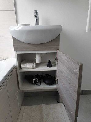 SĂšche-cheveux, serviettes fournies, savon, papier toilette