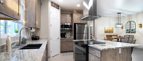 Mikrowelle, Ofen, Herdplatte, Geschirrspüler