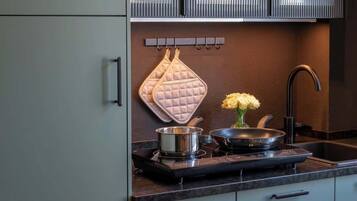 Kühlschrank, Mikrowelle, Herdplatte, Geschirrspüler