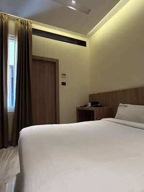 Family Room | Laptop workspace, free WiFi - Hotel Indian Imperial (Kumbakonam)