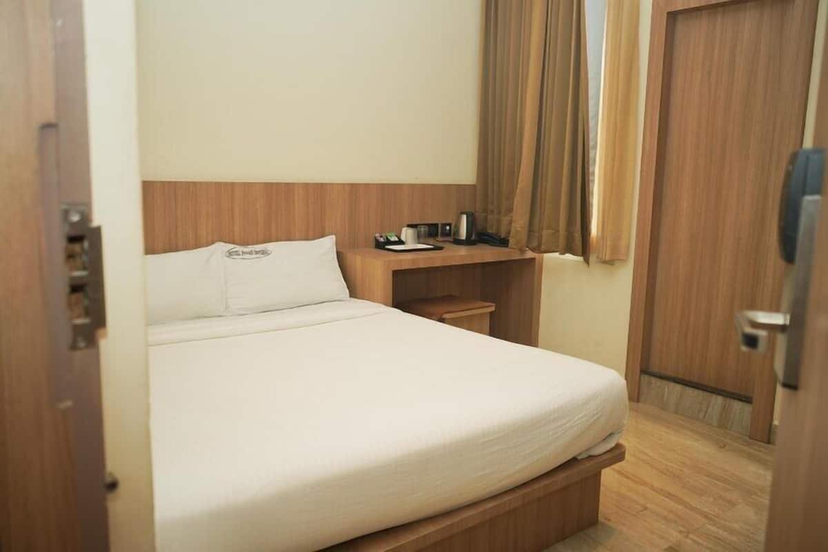 Luxury Double Room | Laptop workspace, free WiFi