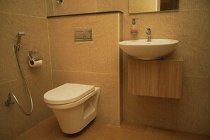 Pancuran mandi, tuala disediakan, sabun, syampu 