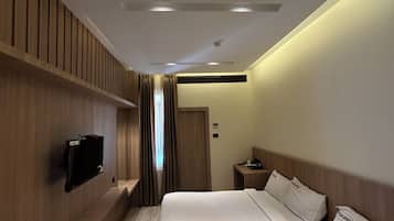 Family Room | Laptop workspace, free WiFi