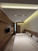 Family Room | Laptop workspace, free WiFi