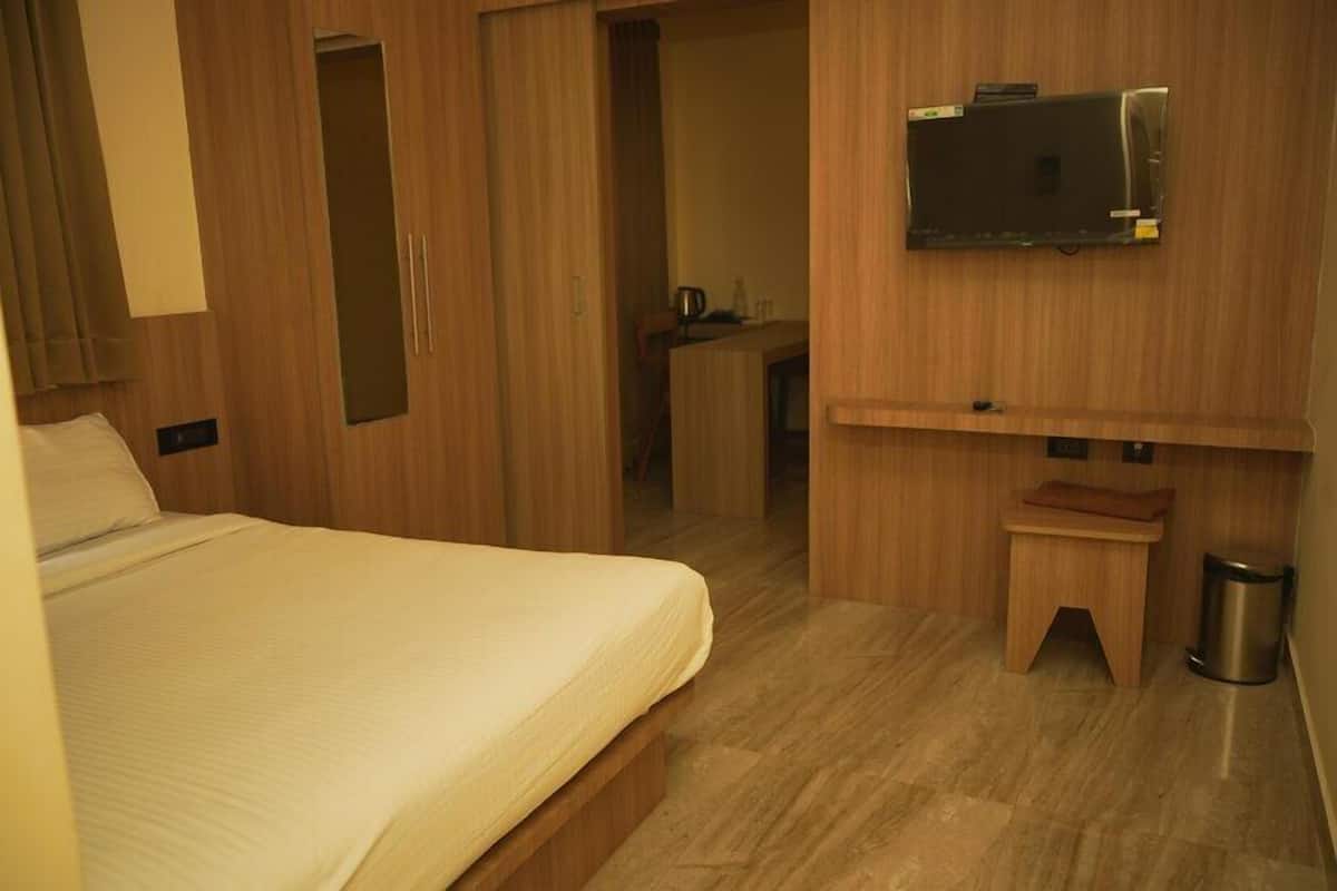 Superior Suite | Laptop workspace, free WiFi