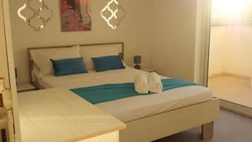 Alloggio Deluxe su due livelli, balcone, vista città | Tende oscuranti, ferro/asse da stiro, Wi-Fi gratuito, lenzuola