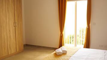 Cortinas blackout, tabla de planchar con plancha y wifi gratis