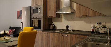 Full-size fridge, microwave, oven, stovetop