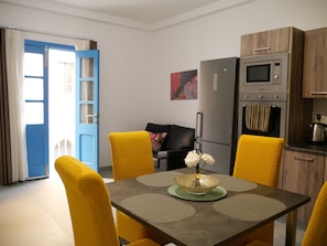 Full-sized fridge, microwave, oven, stovetop