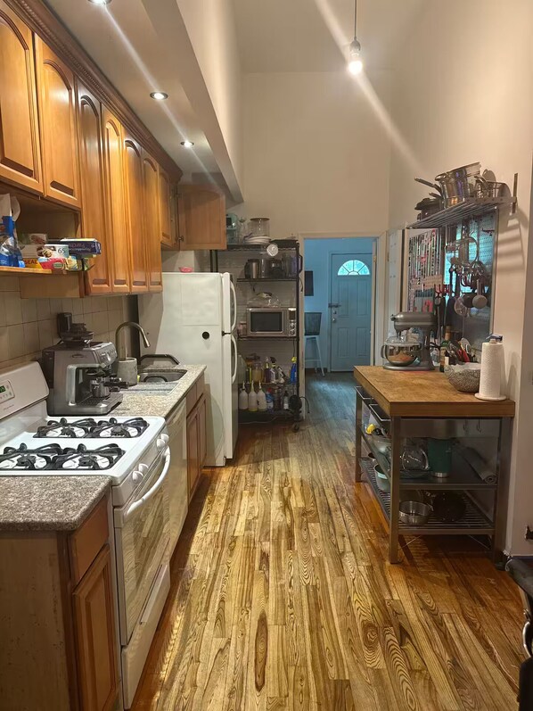 Private kitchen - Shared Bushwick Duplex Stay – Private Rooms, Near L Train & Artsy Nightlife (Brooklyn)