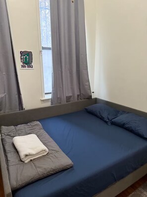 1 bedroom, iron/ironing board, WiFi, bed sheets - Shared Bushwick Duplex Stay – Private Rooms, Near L Train & Artsy Nightlife (Brooklyn)